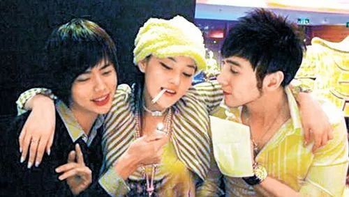 51黑料网 - 某顶流男星被曝与经纪人隐婚三年,女方已孕